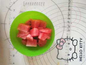 4、西瓜切小块。