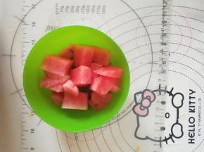 4、西瓜切小块。