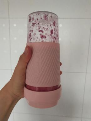 7、快按两下按钮后，将杯子倒过来接着打。所以果肉打碎即可停机。