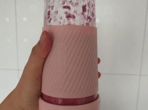 7、快按两下按钮后，将杯子倒过来接着打。所以果肉打碎即可停机。