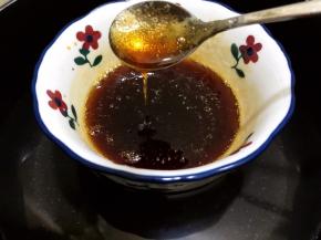 隔水加热至融化，融化好的酱汁稍浓稠