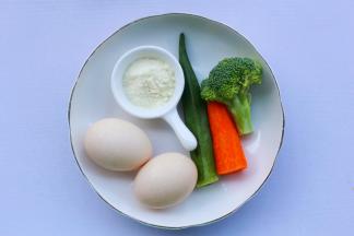 鸡蛋2个，胡萝卜一截，秋葵1根，西兰花1小朵，澳优能立多G4奶粉1勺，温水1碗，盐1勺，香油适量。