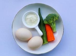 鸡蛋2个，胡萝卜一截，秋葵1根，西兰花1小朵，澳优能立多G4奶粉1勺，温水1碗，盐1勺，香油适量。