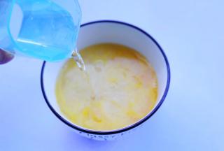加入食材2倍的温水，搅拌均匀。
