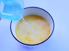 加入食材2倍的温水，搅拌均匀。