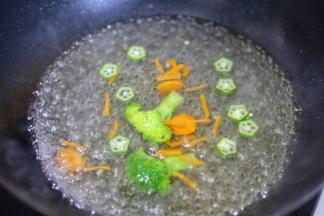 锅中烧开水加适量盐，胡萝卜、西兰花、秋葵焯水。