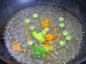 锅中烧开水加适量盐，胡萝卜、西兰花、秋葵焯水。