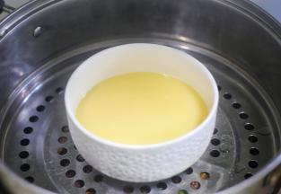 蒸锅水烧开后，放入鸡蛋，盖一个盘子，中火蒸10分钟。摆上焯好水的蔬菜，做好造型，盖上盘子继续蒸3分钟，关火焖两分钟，出锅淋入香油即可。