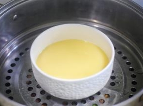 蒸锅水烧开后，放入鸡蛋，盖一个盘子，中火蒸10分钟。摆上焯好水的蔬菜，做好造型，盖上盘子继续蒸3分钟，关火焖两分钟，出锅淋入香油即可。