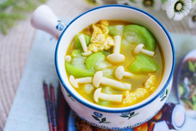 脂美味的丝瓜菌菇鸡蛋汤