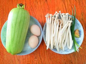 食材：丝瓜、鸡蛋、白玉菇、葱、姜。