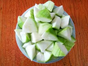 丝瓜去皮洗净，切成滚刀块备用。