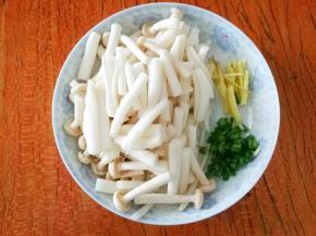白玉菇切小段，葱切末，姜切丝