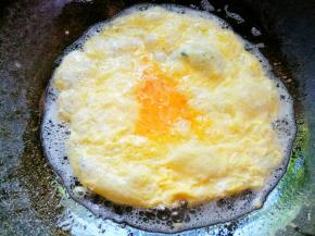 热锅热油，倒入鸡蛋煎成蛋皮铲碎盛出备用。