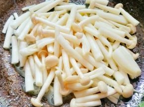 利用余油加姜丝爆香，加入白玉菇煸炒一下。