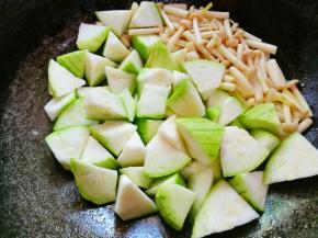 再加入丝瓜翻炒至变软。