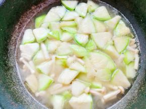 倒入适量开水。