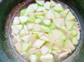 倒入适量开水。