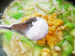 加入一勺盐。