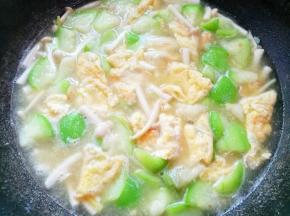 几滴香油，出锅盛入碗中，撒上葱花即可。