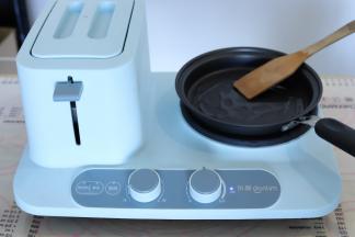 先热锅，放入少许的食用油。