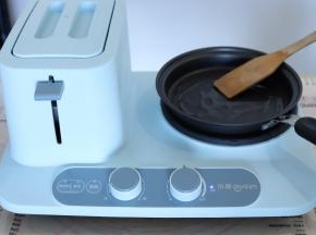先热锅，放入少许的食用油。