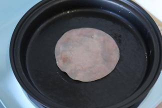 放入火腿肠片，煎熟出锅。