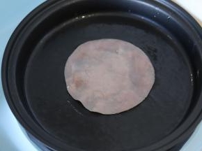 放入火腿肠片，煎熟出锅。