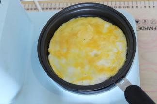 鸡蛋打散，倒入煎锅内，无需再放油。