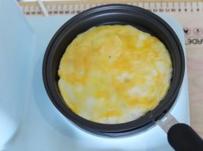 鸡蛋打散，倒入煎锅内，无需再放油。