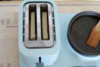 吐司片切掉边缘的吐司皮，放入士多炉。