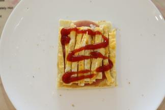 按自己喜欢挤上番茄酱或者沙拉酱。