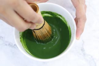 20克的温牛奶和抹茶粉混合，用茶筅拌至无颗粒。