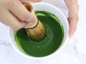 20克的温牛奶和抹茶粉混合，用茶筅拌至无颗粒。