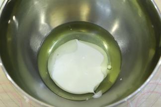 牛奶和玉米油手动打蛋器搅拌至乳化。