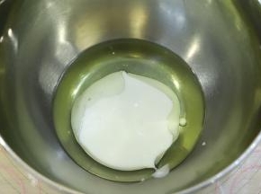 牛奶和玉米油手动打蛋器搅拌至乳化。