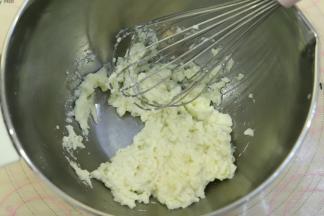 低粉筛入奶油混合物内，拌匀无干粉。