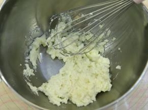 低粉筛入奶油混合物内，拌匀无干粉。