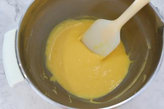 磕入蛋黄，拌至顺滑。