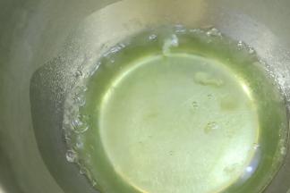 蛋清放入冰箱冷冻至薄霜。