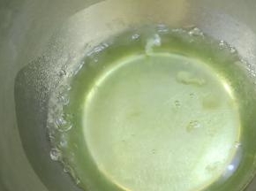 蛋清放入冰箱冷冻至薄霜。