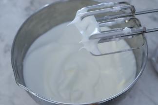 蛋清加入柠檬汁，打至粗泡后，细砂糖分3次加入蛋清内，打至干性发泡。