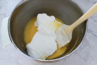 取三分之一的蛋白加入蛋黄糊内，翻拌手法混合均匀。