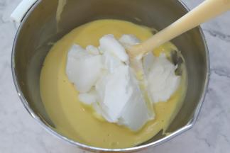 再取二分之一的蛋白加入到蛋糕糊内，同样手法拌匀。