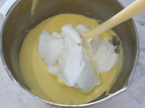 再取二分之一的蛋白加入到蛋糕糊内，同样手法拌匀。