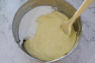 拌好的蛋糕糊倒入剩余的蛋白内，拌匀。