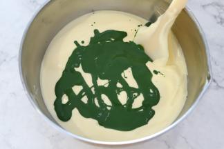 倒入刚才混合好的抹茶液。