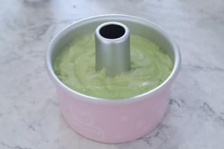 将拌好的蛋糕糊倒入6寸加高中空模内，轻震几下去气泡。