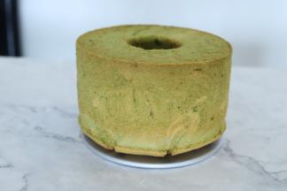 出炉轻震几下，倒扣放凉后脱模。