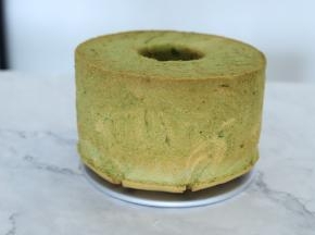 出炉轻震几下，倒扣放凉后脱模。
